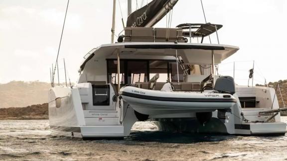 White Coral bietet eine großzügige Badeplattform für Wassersport und private Katamaran Charter in Mykonos.