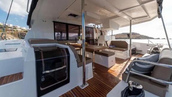 White Coral bietet ein großzügiges Achterdeck für entspannte Stunden und Wochencharter in Mykonos.