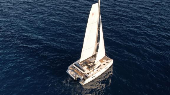 White Coral begeistert aus der Luft und eignet sich für exklusive Segelurlaube und Premium Katamaran Charter.