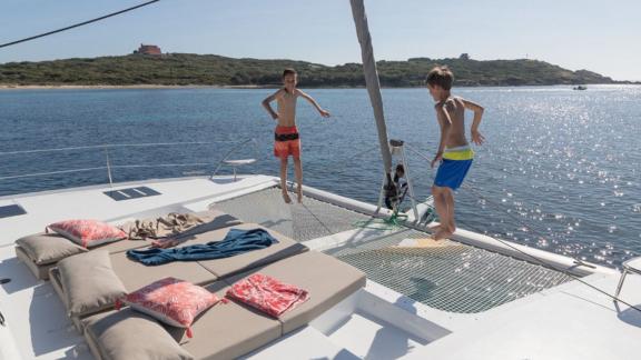 White Coral bietet ein großzügiges Vorderdeck zum Sonnenbaden und für tägliche Katamaran Charter in Mykonos.