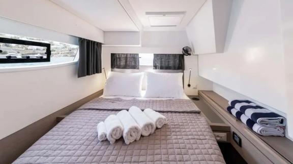 White Coral bietet eine Doppelkabine für entspannte Segelurlaube und Wochencharter in Mykonos.