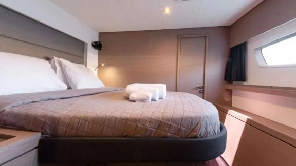 White Coral bietet eine komfortable Gästekabine für erholsame Aufenthalte und exklusive Katamaran Charter in Mykonos.