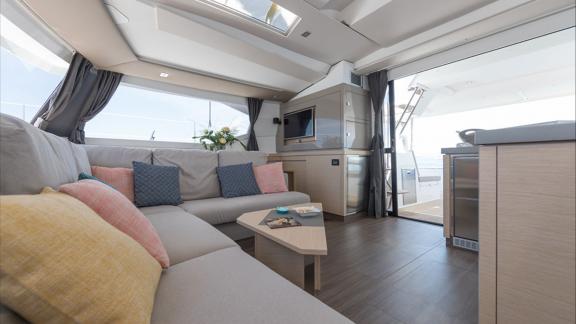 White Coral bietet einen modernen Innenwohnbereich für Premium Segelurlaube und private Katamaran Charter.