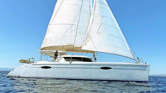 The catamaran Zorba under full sail, accommodating up to 8 people for unforgettable yacht charter experiences.