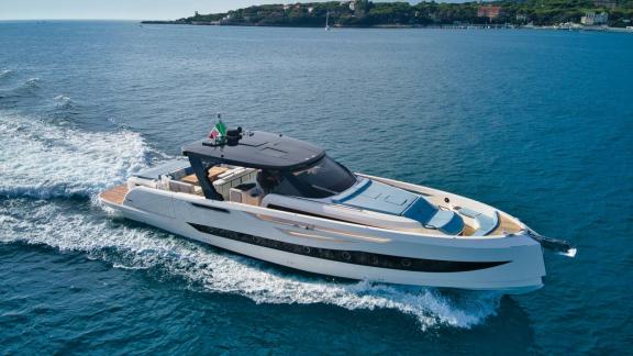 Unter den täglichen Yachtcharter Optionen in Saint Tropez zeigt Pegase Motoryacht elegante Fahrt auf offener See.