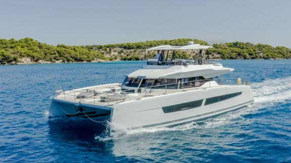 Die Fountaine Pajot Alegria 67 segelt auf dem offenen Meer bei klarem Wetter.