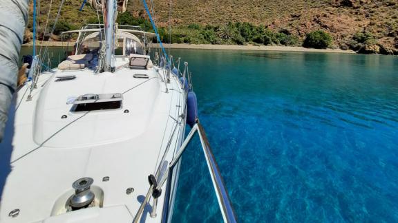 С носовой палубы парусной яхты Conformista открывается вид на спокойную бухту.