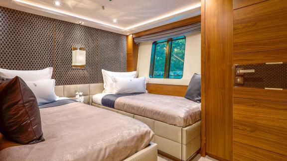 Moderne Zweibettkabine mit Fenster an Bord der Princess 40M.