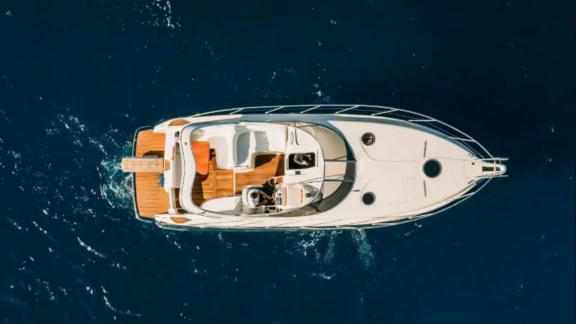 Die Yacht Blondie ist aus der Vogelperspektive auf dem offenen Meer zu sehen.