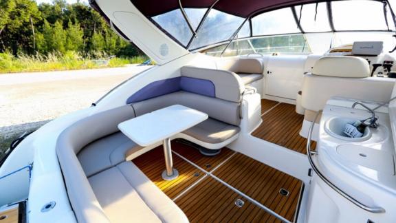 Die Motoryacht Blondie bietet am Heck eine großzügige Sitzecke mit funktionaler Ausstattung