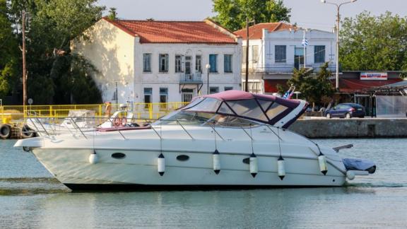 Die Motoryacht Blondie fährt durch die Gewässer vor Mykonos.