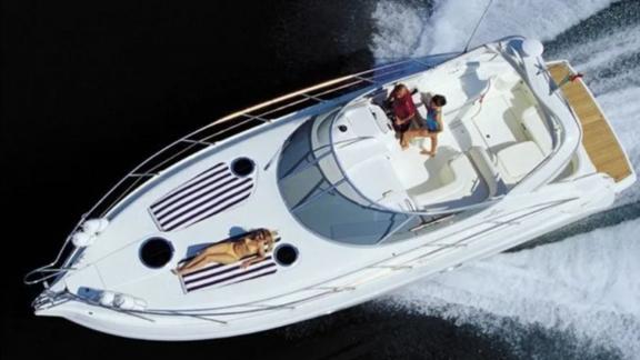 Während die Yacht Blondie fährt, sonnt sich ein Gast auf dem Vordeck.