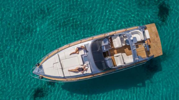 Este yatının ön kısmındaki geniş minderli alan, Mykonos’un berrak sularında güneşlenmek isteyenler için mükemmel.