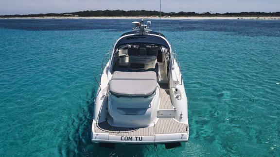 Der hintere Sonnen- und Sitzbereich der Motoryacht Com Tu vor Ibiza.
