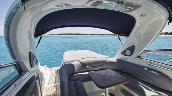Sitzgelegenheit und Aussicht auf das Meer am Heck der Motoryacht Com Tu vor Ibiza.
