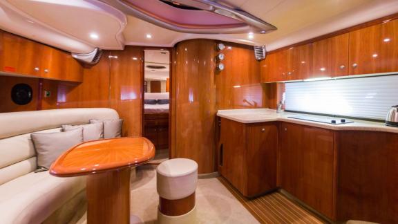 Innenküche und Lounge der Motoryacht Com Tu vor Anker in Ibiza.
