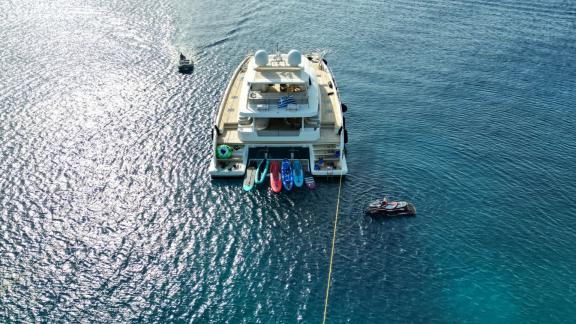 Crazy Horse Katamaran, Yunanistan'da su sporları için kürek tahtaları ve jet ski ile donatılmıştır.