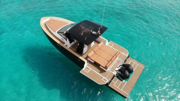 Ibiza açıklarında demirlemiş Martone motoryatının arka güverte bölümü ve çift dıştan takma motorları net şekilde görülüy