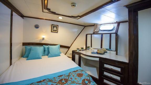 Cosy cabin on the gulet Vesta 1 Sevil with double bed, dressing table and maritime decor.