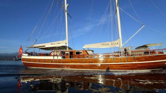 Die Gulet Dear Lila mit sechs Kabinen segelt ruhig unter klarem Himmel in Fethiye.