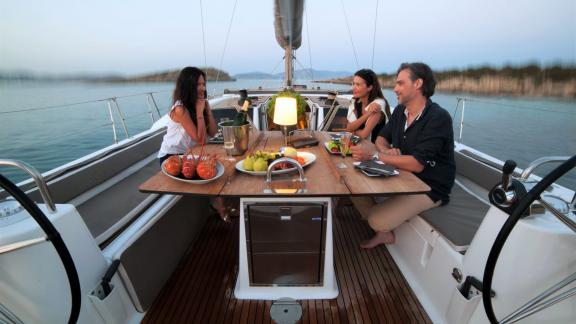 Ein gemütliches Abendessen im Essbereich der Drunken Sailor mit Blick auf das ruhige Meer.