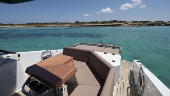 Ibiza koylarında demirde duran Santa Cruz yatının konforlu arka oturma alanı.