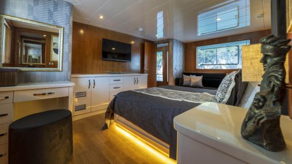 Geräumiges und komfortables Schlafzimmer auf der Yacht Simay S, ausgestattet mit moderner Einrichtung und TV.