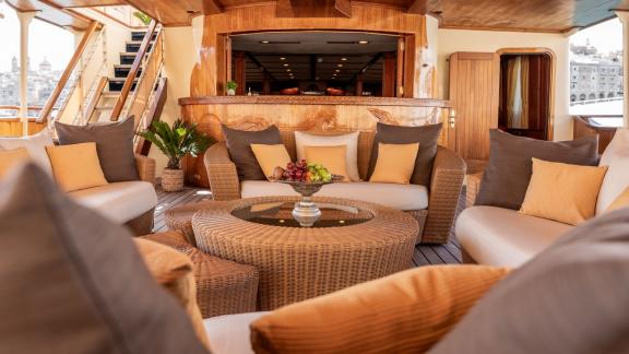 Bequeme Sitzmöbel und stilvolles Design machen das Deck der Motoryacht Seagull 2 perfekt für Entspannung.