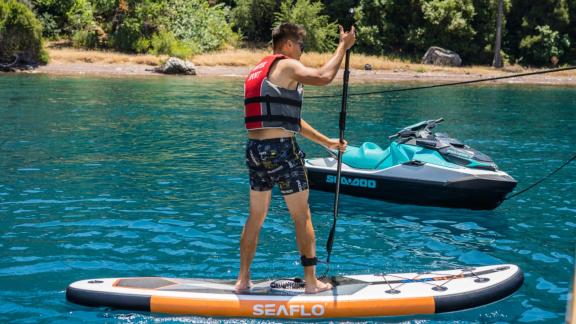 Wassersportaktivitäten hinter der luxuriösen Motoryacht in Marmaris.