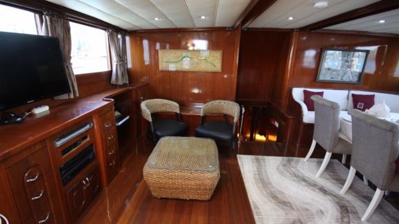 Stylishly furnished saloon of the Diamond Lila with cosy seating area, TV and dining area