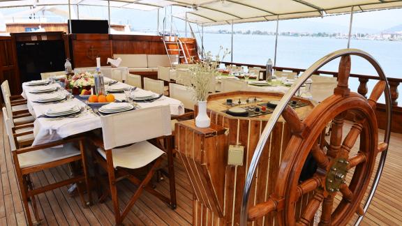 Der stilvolle Essbereich der Gulet Holiday X in Fethiye, mit Platz für gesellige Mahlzeiten. Die Yacht verfügt über 10 K