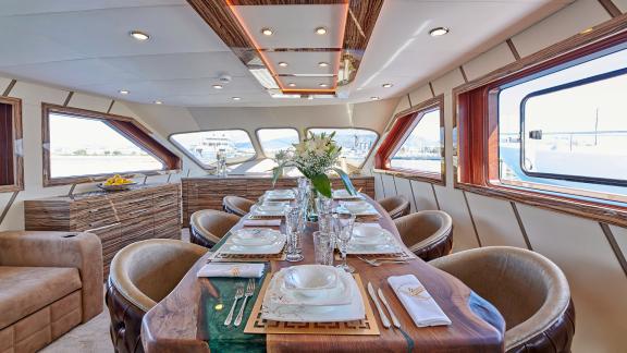 Stilvoll gedeckter Tisch im Essbereich der Motoryacht Wide Liberty mit Panoramablick.