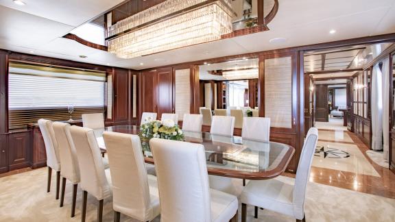 Genießen Sie ein exklusives Dinner im eleganten Esszimmer der Motoryacht Akira One.