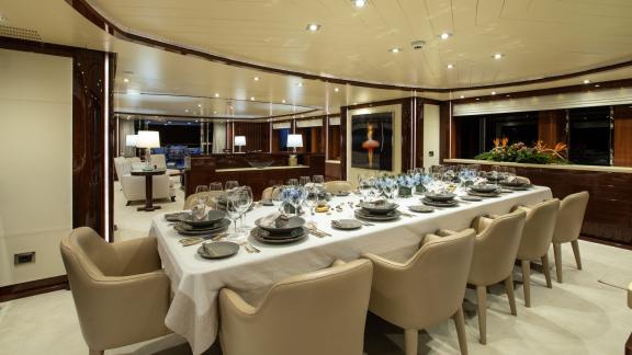 Genießen Sie luxuriöse Mahlzeiten im eleganten Speisesaal der Vertigo Motoryacht. Perfekt für besondere Anlässe.