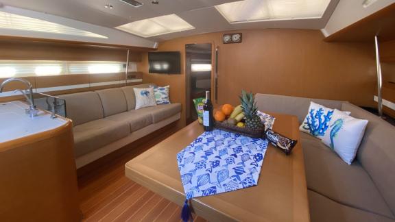 Spacious saloon area with comfortable seating on the sailing yacht Pherusa II.