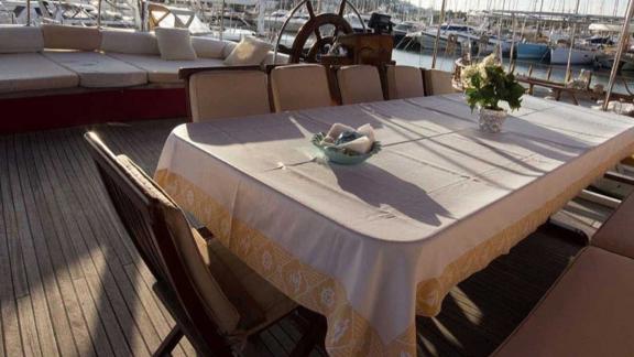 Geschmackvoll gedeckter Esstisch auf der Gulet Erşen 1 im Hafen von Bodrum, ideal für Mahlzeiten mit Aussicht.