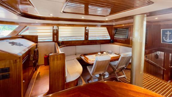 Cosy saloon of the gulet Diva Deniz, equipped with upholstered seating.