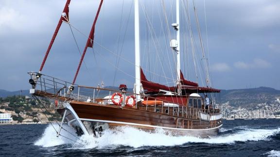 Die Gulet Doris mit weißen Segeln gleitet majestätisch über das Meer bei Bodrum