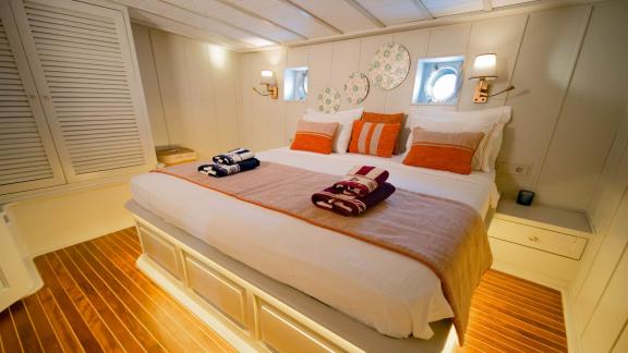 The comfortable cabin of the Gulet Caustic in Bodrum, ideal for relaxing nights on the water.