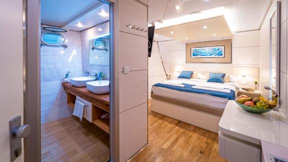 Die luxuriöse Suite mit eigenem Bad bietet höchsten Komfort und Privatsphäre auf der Motoryacht Riva.