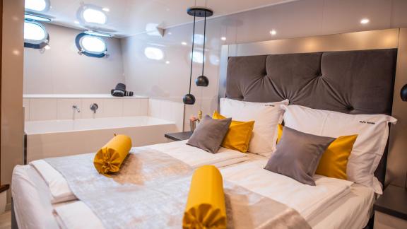 Elegant double cabin with bathtub on the motor yacht Alfa Mario