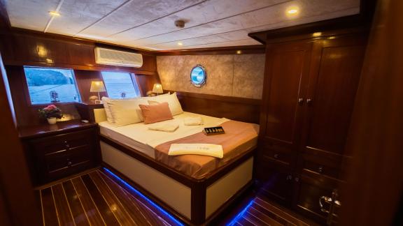 The elegant cabin of the gulet Queen of RTT in Fethiye is equipped with a large double bed, stylish lighting and storage