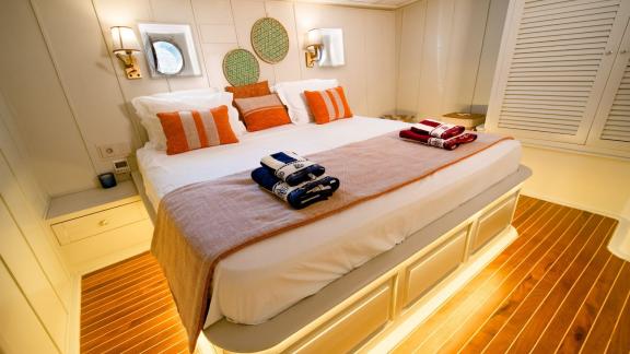 The cozy cabin of the Gulet Caustic in Bodrum, ideal for a relaxing yacht charter.