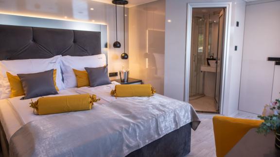 Elegant suite with private bathroom on the motor yacht Alfa Mario