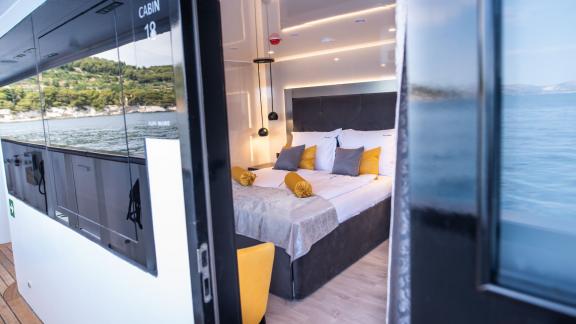 Elegant suite with sea view on the motor yacht Alfa Mario