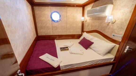 A comfortable cabin on the gulet Queen of RTT in Fethiy. A porthole brings in daylight and creates a maritime atmosphere