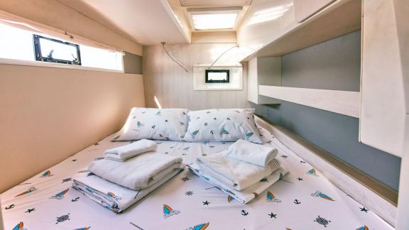 The spacious double cabin on catamaran Derya offers plenty of natural light and a cozy sleeping area.