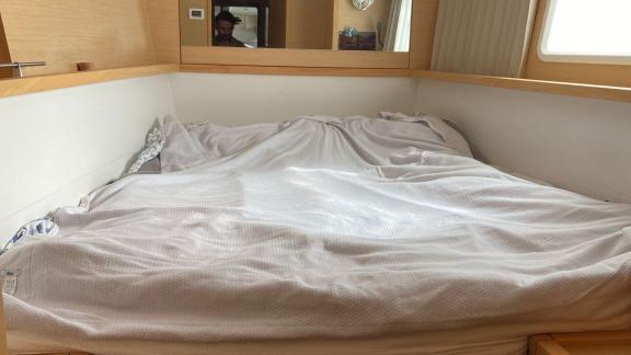 Diese gemütliche Schlafkabine im Katamaran Loryma bietet ein großzügiges Doppelbett für entspannte Nächte auf See.