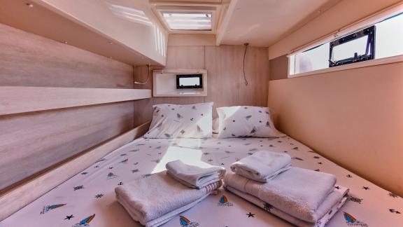 The bright cabin on catamaran Derya offers a spacious environment and a double bed for comfortable accommodation.