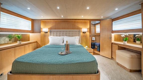 Das komfortable Schlafzimmer der Yacht Opera besticht durch stilvolle Dekoration und großzügigen Raum.